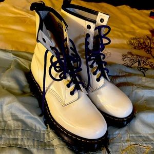 1460 WOMEN'S PATENT LEATHER LACE UP BOOTS